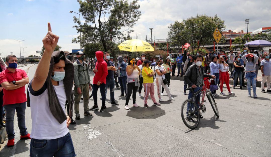 Manifestación de comerciantes en la autopista sur con Av Carrera 68.