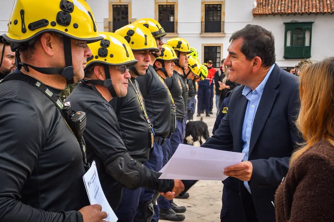 El alcalde de Tunja, Rafael Acevedo Pedroza, le rindió un homenaje a los 12 Bomberos Voluntarios de la ciudad que hicieron parte de las brigadas de rescate en el terremoto en Pereira / Foto: Prensa Alcaldía de Tunja.