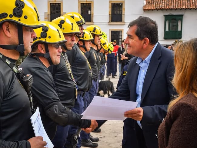 El alcalde de Tunja, Rafael Acevedo Pedroza, le rindió un homenaje a los 12 Bomberos Voluntarios de la ciudad que hicieron parte de las brigadas de rescate en el terremoto en Pereira / Foto: Prensa Alcaldía de Tunja.