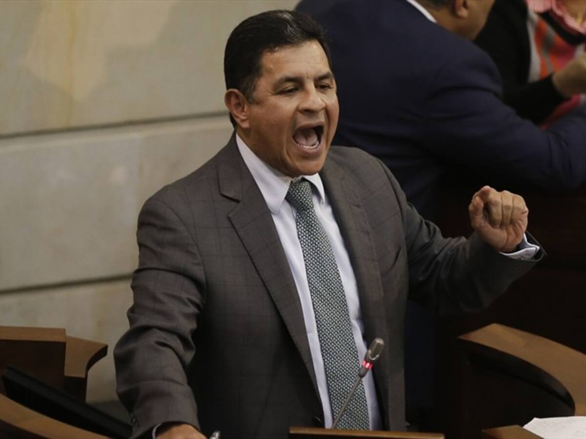 Cualquier persona no puede venir a hacer una cirugía plástica: senador Jorge Iván Ospina