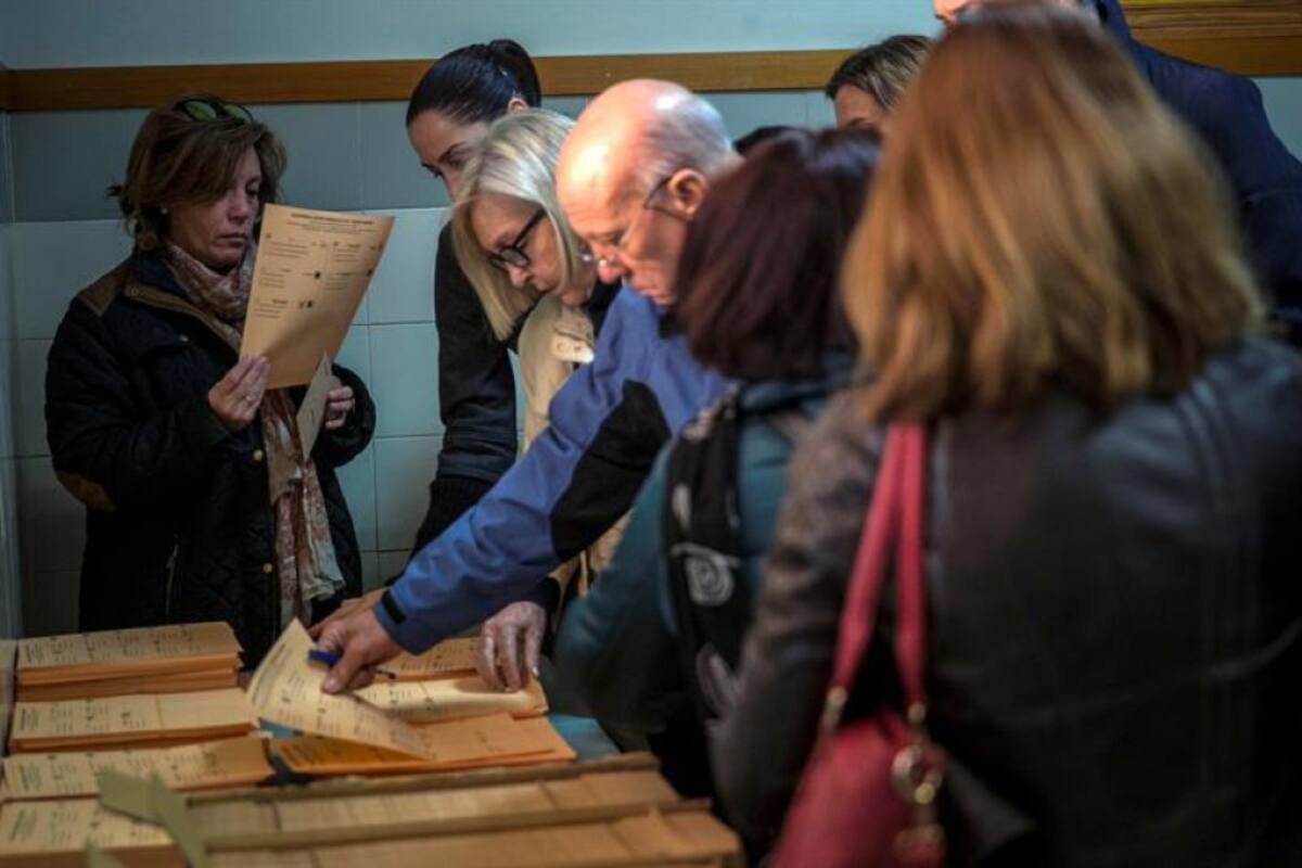 El presidente del Gobierno español, Mariano Rajoy, animó hoy a todos los españoles a votar porque "es el acto más democrático de todos". El líder socialista, Pedro Sánchez, dice que hoy es "una jornada histórica" en la que "huele a cambio".