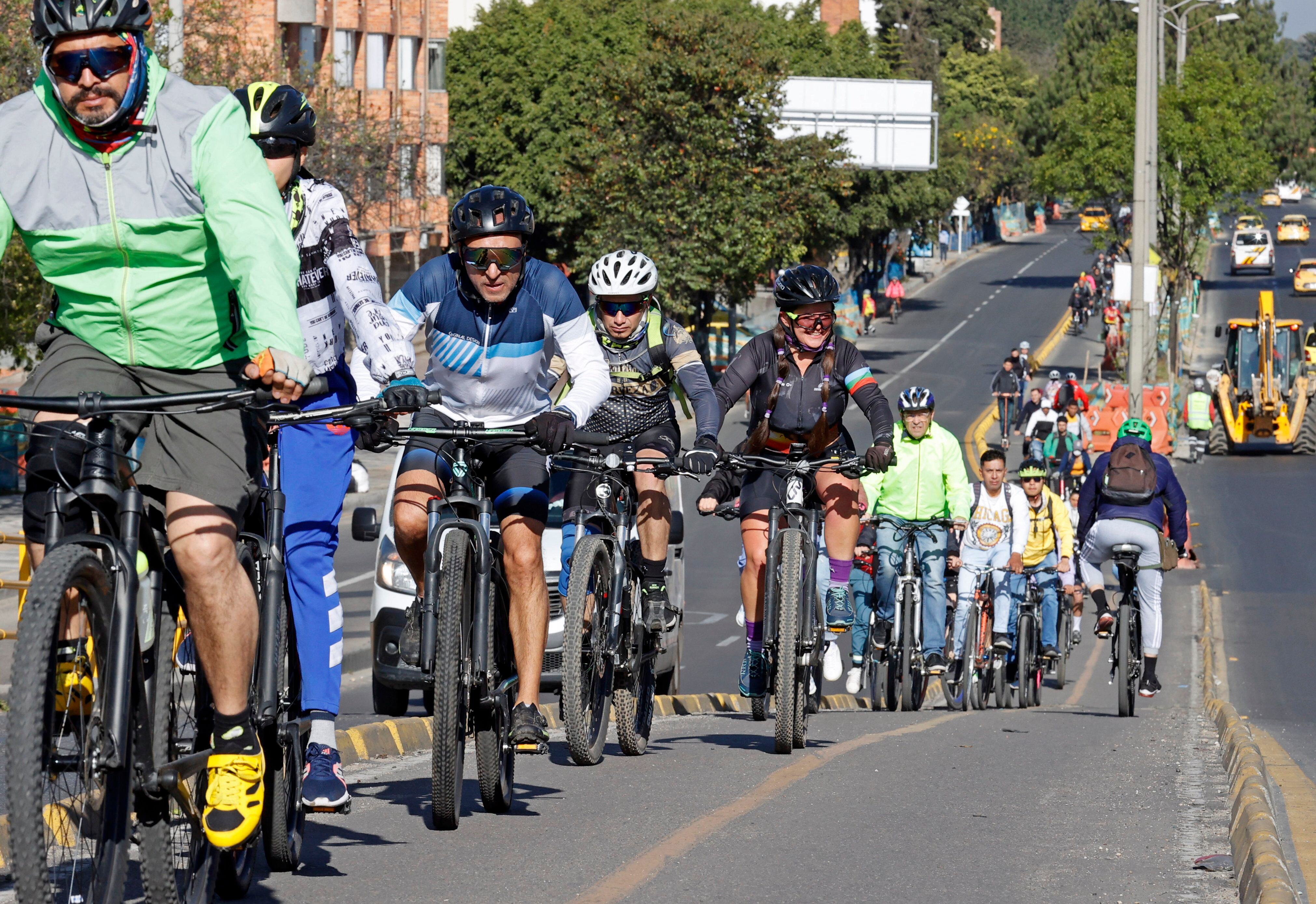 -FOTODELDÍA- AME1520. BOGOTÁ (COLOMBIA), 21/09/2023.- Personas transitan hoy en bicicleta durante el día sin carro, en Bogotá (Colombia). Bogotá disfruta este jueves de su segundo día sin carro y sin moto del año, una jornada en la que los ciudadanos han recurrido al transporte público y la bicicleta o se han ido caminando a sus lugares de destino. EFE/ Mauricio Dueñas Castañeda