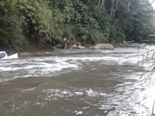 Camioneta rodó más de 100 metros y cayó al río Otún