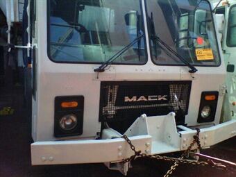 El alcalde Petro ha pedido no quedarse en criticar el aspecto de los vehículos. Foto: @Petrogustavo