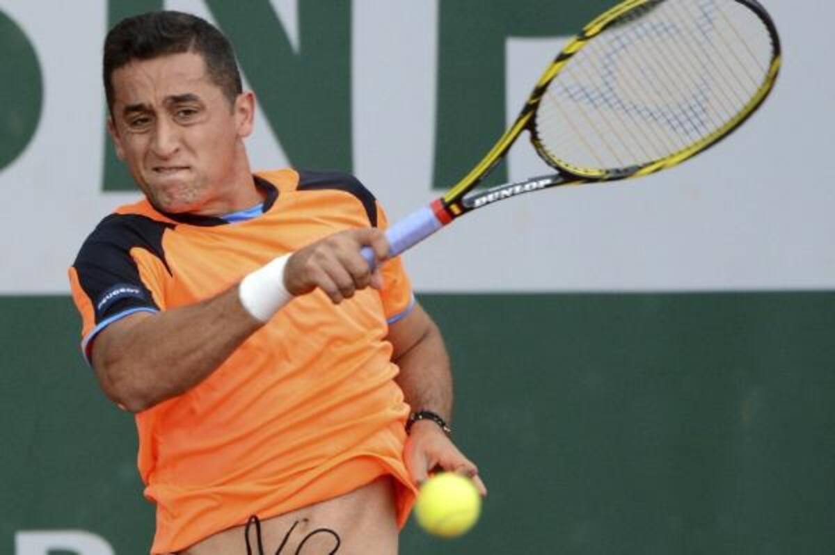 El tenista español Nicolás Almagro devuelve la bola durante el partido de segunda ronda del torneo de Roland Garros que disputó contra el francés Edouard- Roger-Vasselin en París, Francia, hoy, miércoles 29 de mayo de 2013. Foto: efe