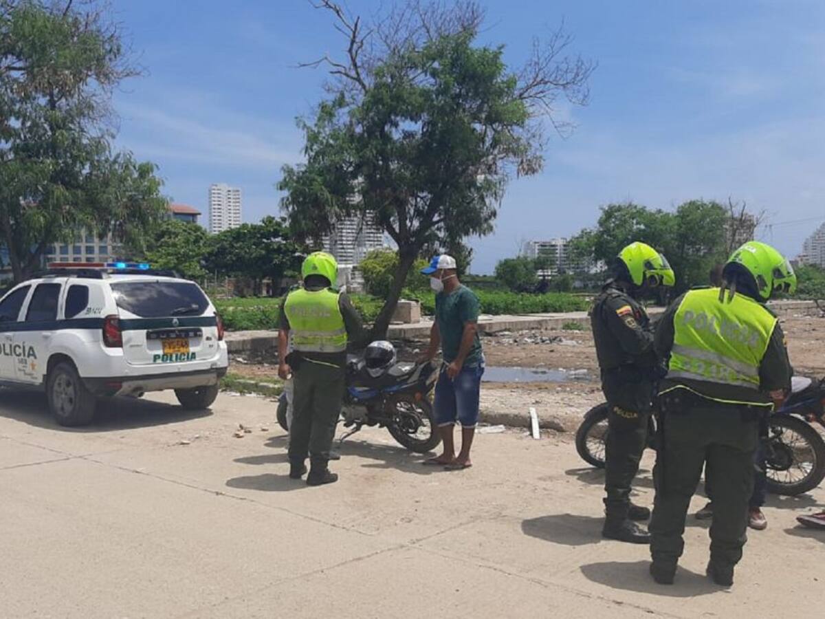 Capturan a tres presuntos delincuentes por robar una moto en Cartagena