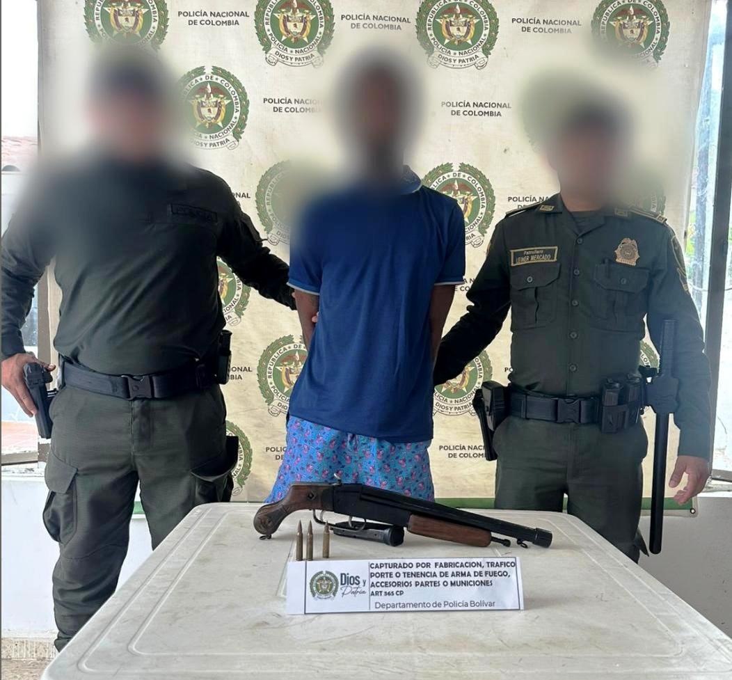 El capturado fue dejado a disposición de la Fiscalía por el delito de fabricación, tráfico, porte o tenencia de armas de fuego, accesorios, partes o municiones