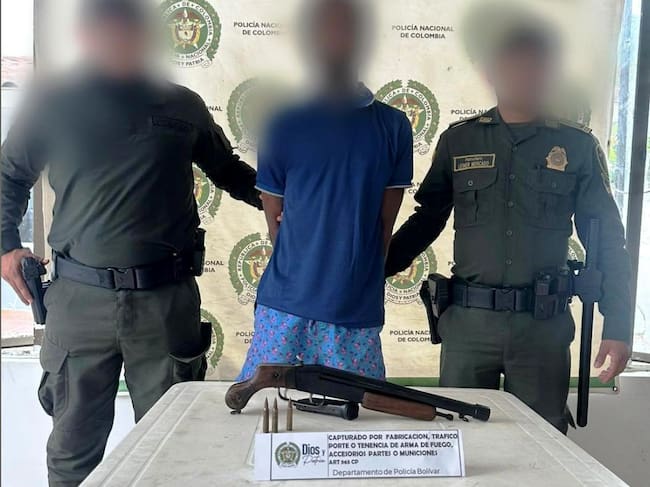 El capturado fue dejado a disposición de la Fiscalía por el delito de fabricación, tráfico, porte o tenencia de armas de fuego, accesorios, partes o municiones