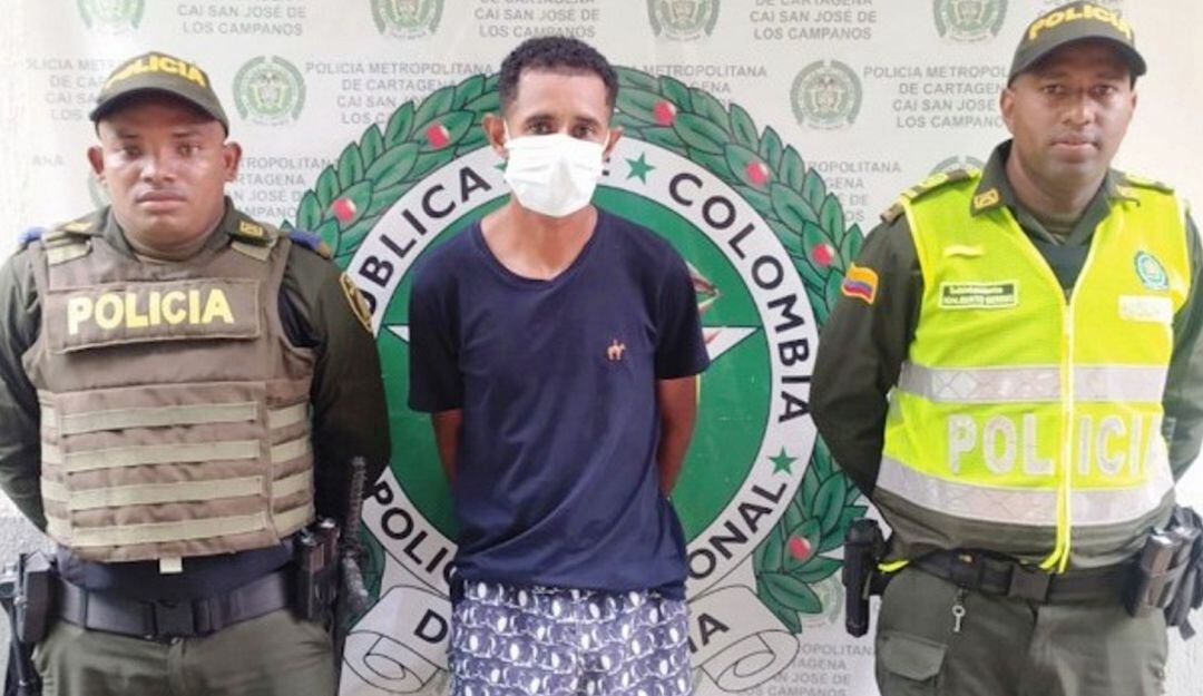 El hombre habría golpeado a la mujer además de haberla herido con un arma cortopunzante en el rostro, manos y piernas