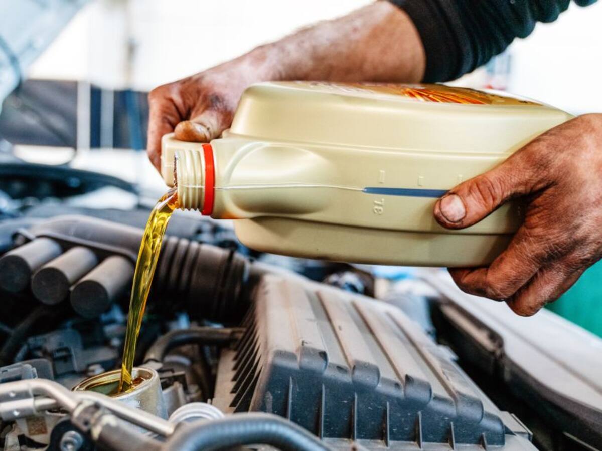 Cambiar aceite del carro: ¿Cómo sé cuándo se debe reemplazar?