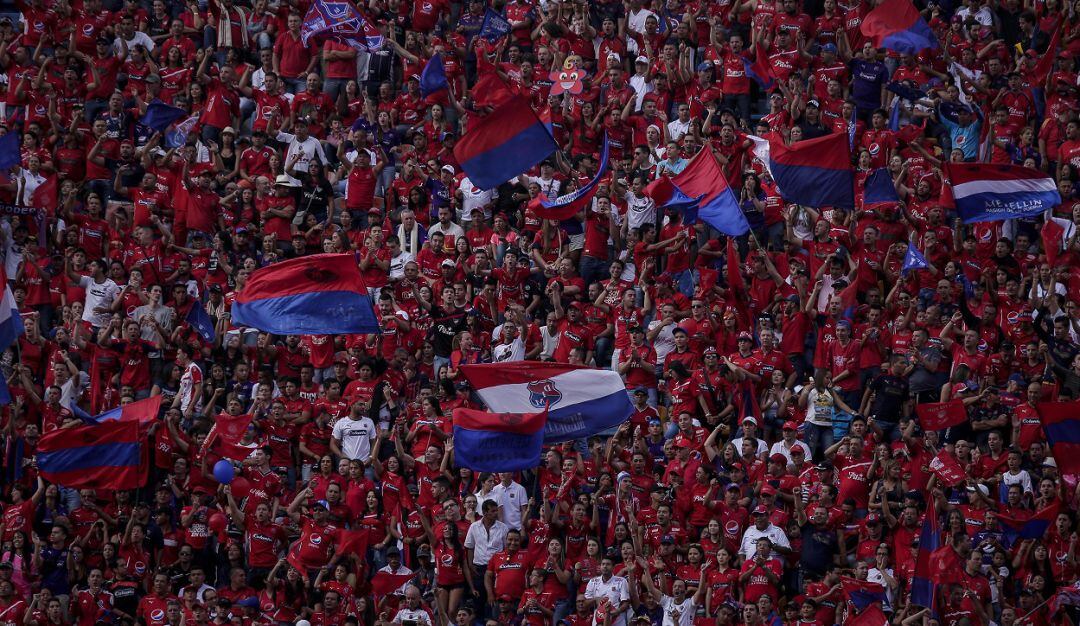 Los hinchas del Independiente Medellín alientan a su equipo durante un juego en el Atanasio Girardot.