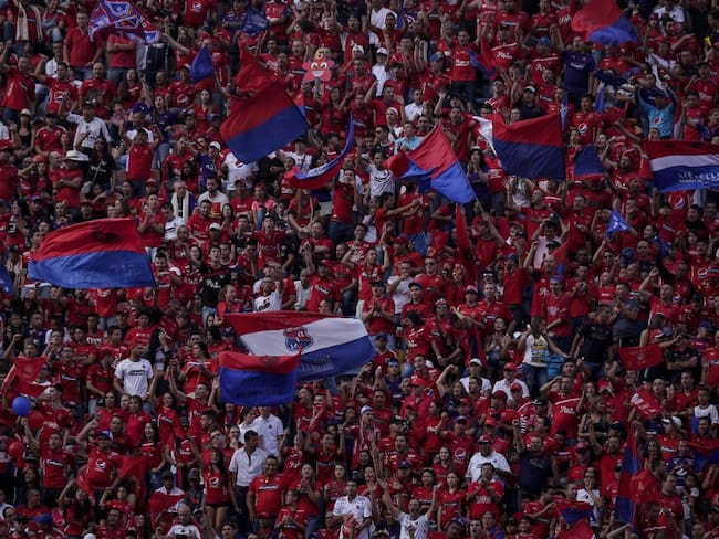 Los hinchas del Independiente Medellín alientan a su equipo durante un juego en el Atanasio Girardot.
