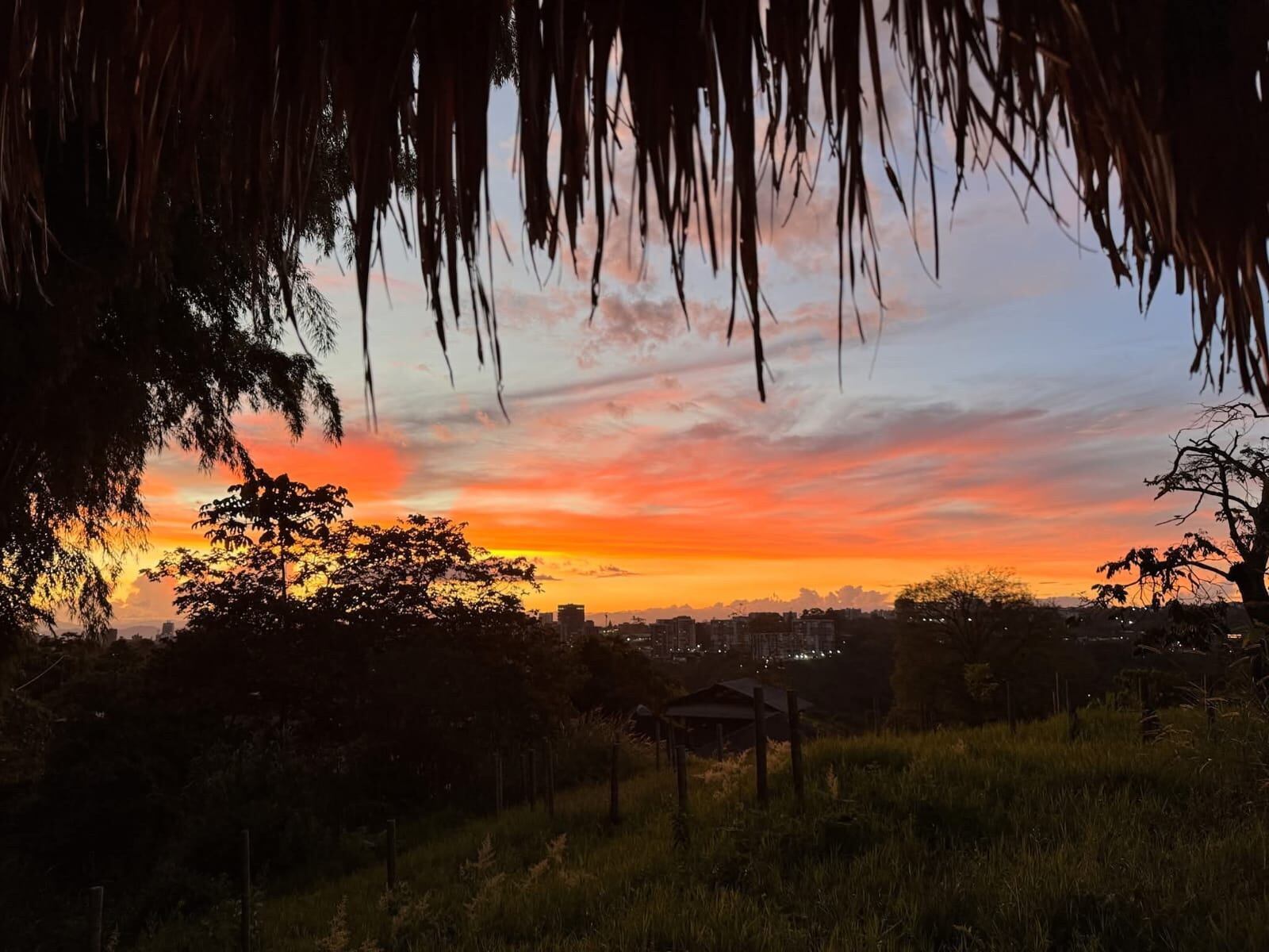 El hermoso atardecer del martes 21 de abril en Armenia, desde Chagualá. Foto: Cortesía Martha Lucía Usaquén