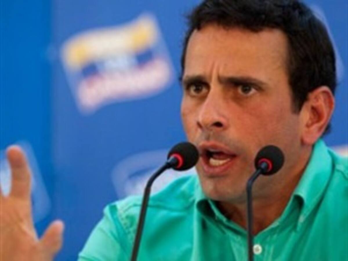 Chavistas afirman que Uribe sigue detrás de la campaña de Henrique Capriles