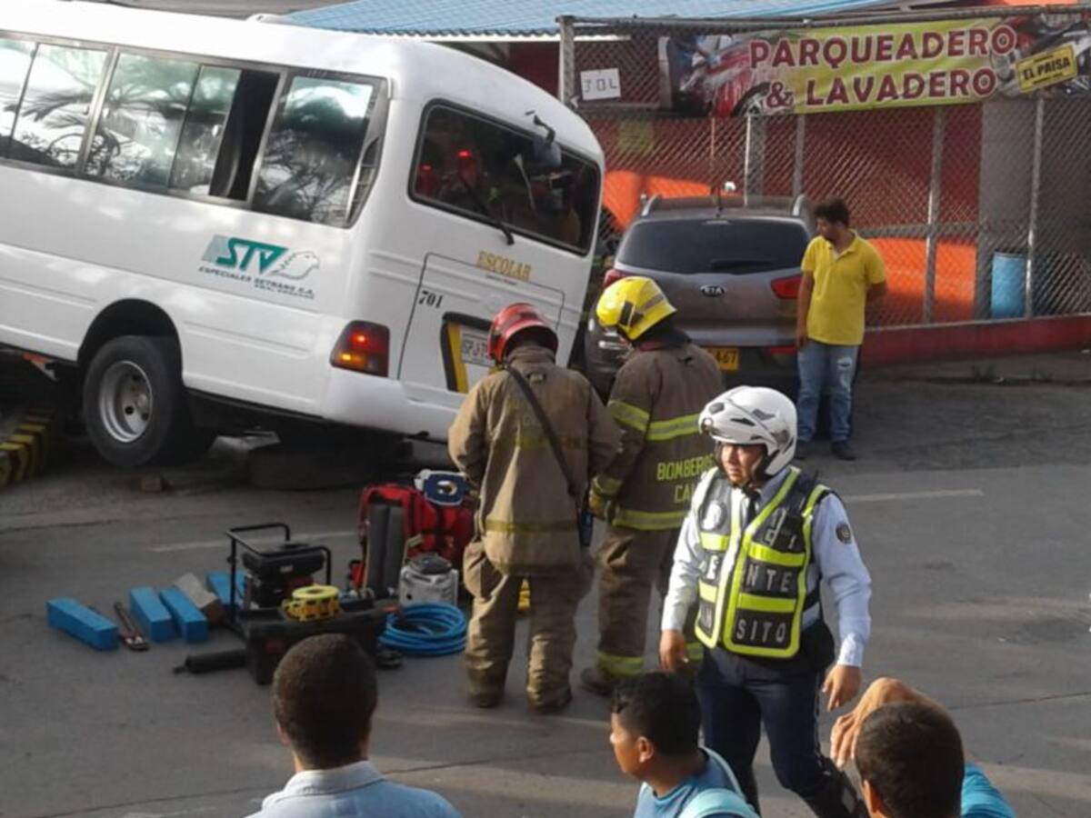 Buseta escolar pierde el control y se estrella contra parqueadero en Cali