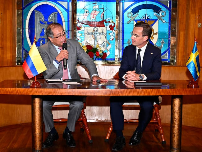 Aboard Arc Gloria (Colombia), 13/06/2024.- Sweden&#039;s Prime Minister Ulf Kristersson (R) listens to Colombian President Gustavo Petro Urrego (L) as they meet for bilateral talks and signing a bilateral partnership, aboard the Colombian navy&#039;s flagship &#039;ARC Gloria&#039;, which is docked at the Skeppsbron during the Colombian president&#039;s visit to Sweden, in Stockholm, 13 June 2024. The Colombian President is on an official visit in Sweden from 11 to 14 June on the occasion of marking the 150th anniversary of bilateral relations between the two countries. The visit is focussed on &#039;bilateral relations, multilateral issues, the peace process in Colombia, sustainable development, research and innovations and economic cooperation&#039;, the Swedish Parliament says on its website. (Suecia, Estocolmo) EFE/EPA/Anders Wiklund SWEDEN OUT
