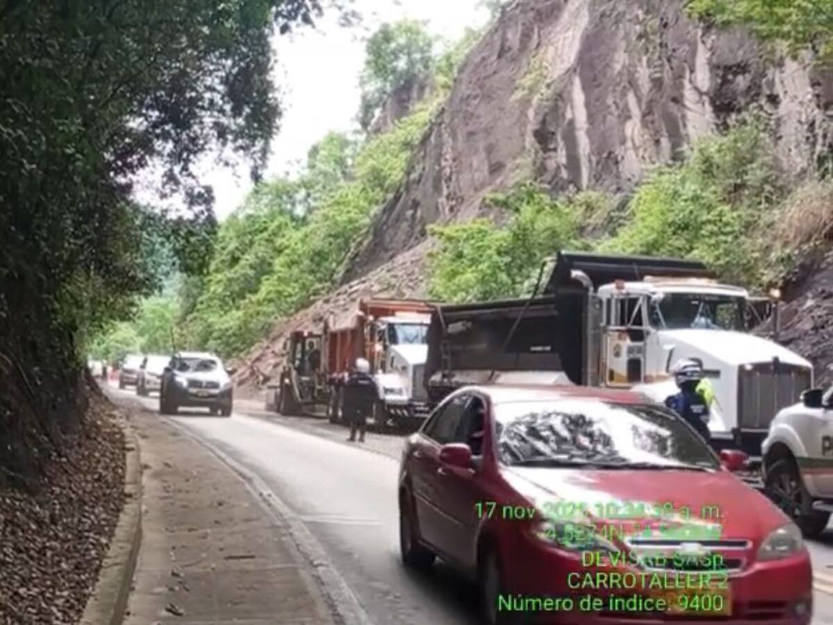 Cierre parcial en la vía Girardot-Bogotá por derrumbes en Apulo, Cundinamarca