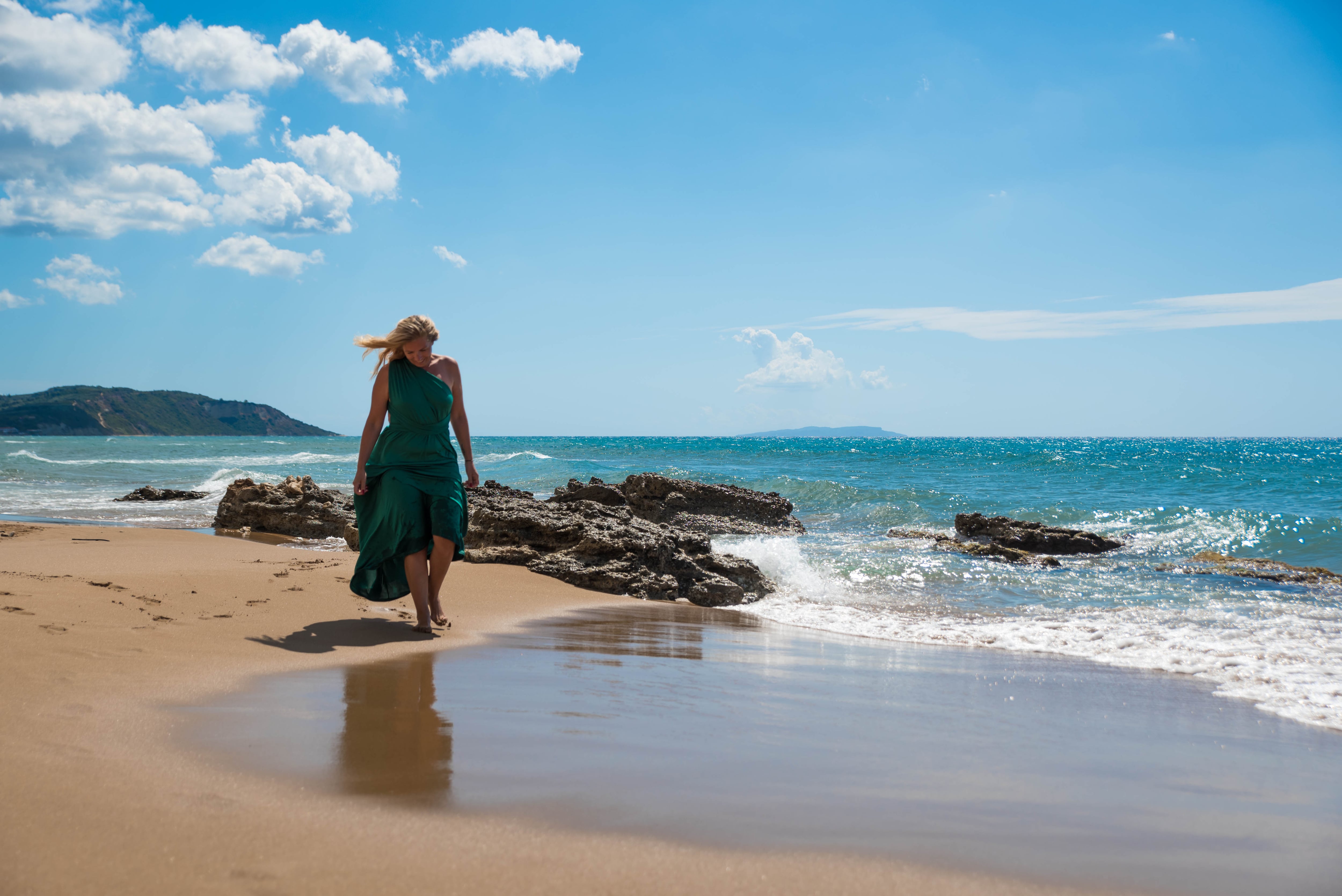 Mujer caminando por la playa (Foto vía Getty Images)