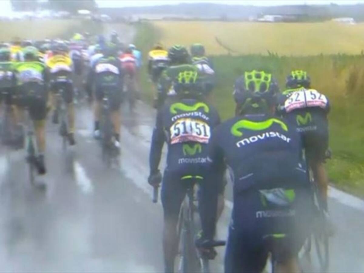 Nairo Quintana se pincha, pero es asistido por su compañero Castroviejo