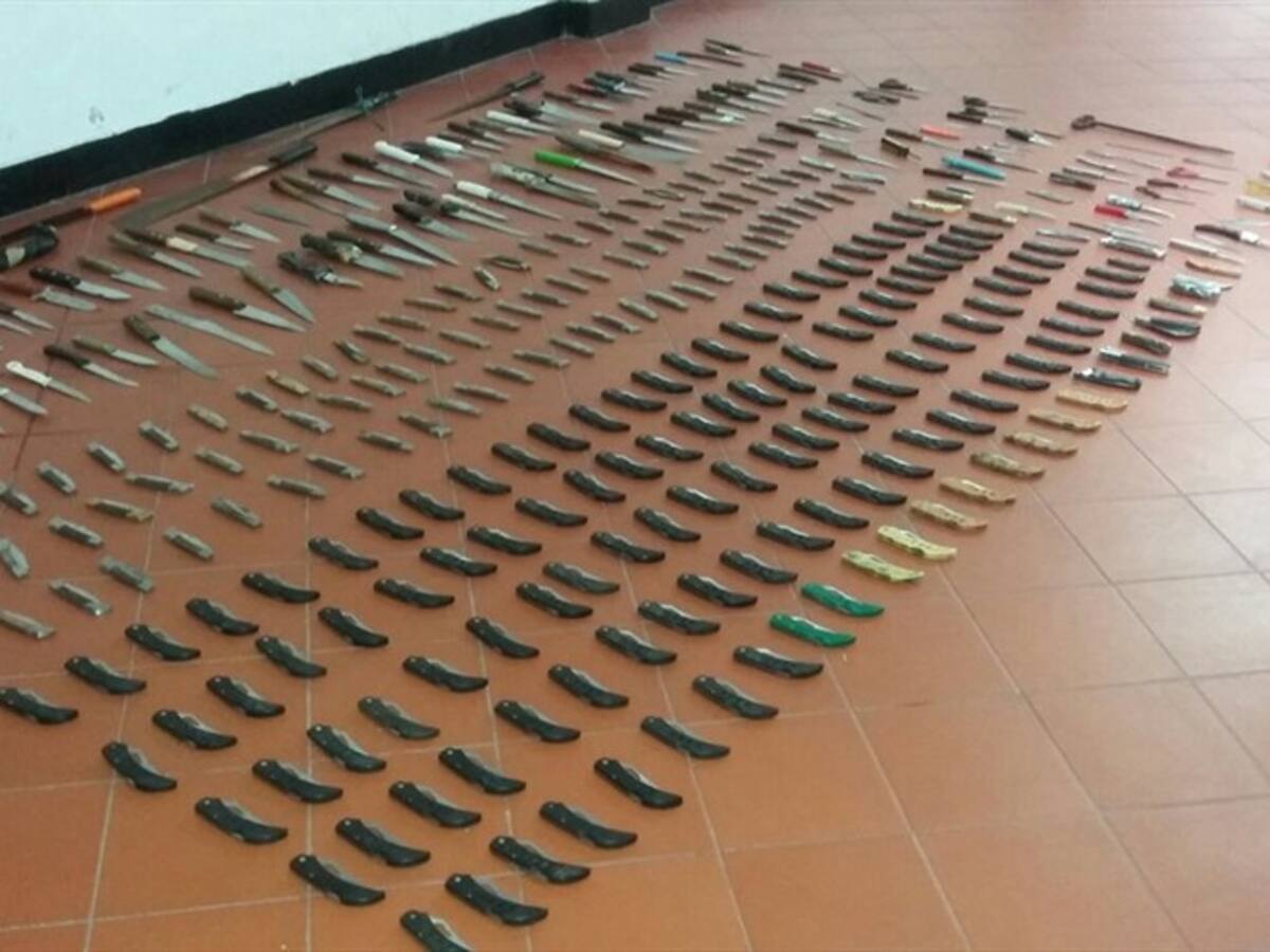 Entrega masiva de armamento artesanal en la cárcel El Pedregal