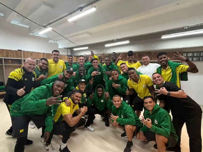 Jugadores y cuerpo tecnico del Deportes Quindío luego de la victoria en Bogotá ante Tigres. Foto: Cortesía Facebook Deportes Quindío