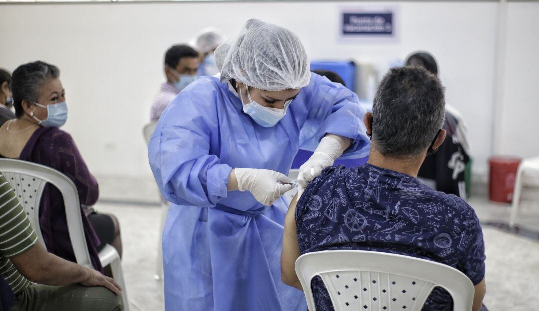 Se reanuda aplicación de dosis de Moderna para mayores de 50 en Bogotá