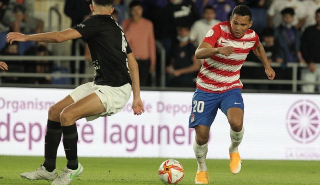 Carlos Bacca se estrenó en las redes con el Granada.