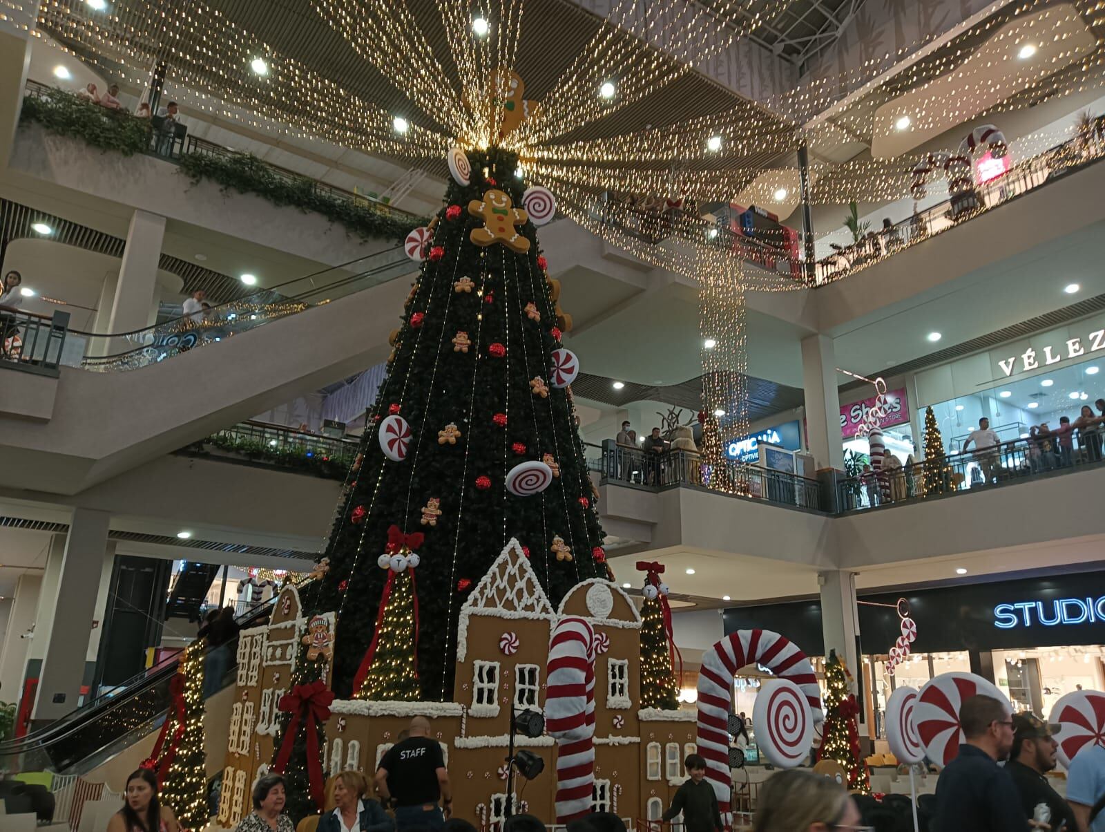 Con el lema, Navidad se Siente , Huele y este año se Saborea, el centro comercial Portal del Quindío encendió las luces de navidad. Foto Adrián Trejos