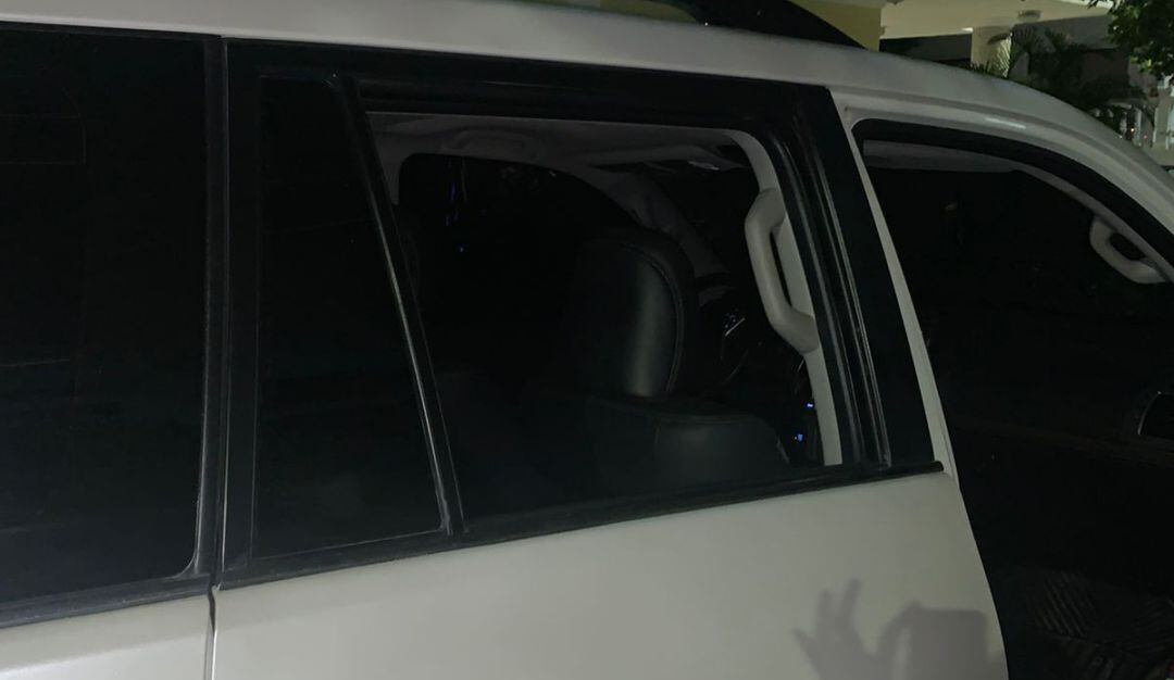 Un sujeto partió uno de los vidrios del carro de Andrés Montes y se llevó un bolso mientras veía el partido de la selección Colombia