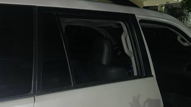 Un sujeto partió uno de los vidrios del carro de Andrés Montes y se llevó un bolso mientras veía el partido de la selección Colombia