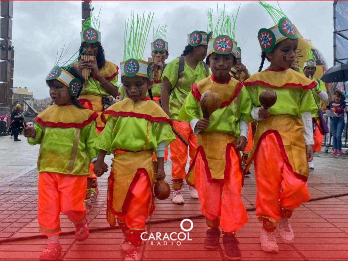 Los más pequeños inauguraron la senda del Carnaval de Negros y Blancos.