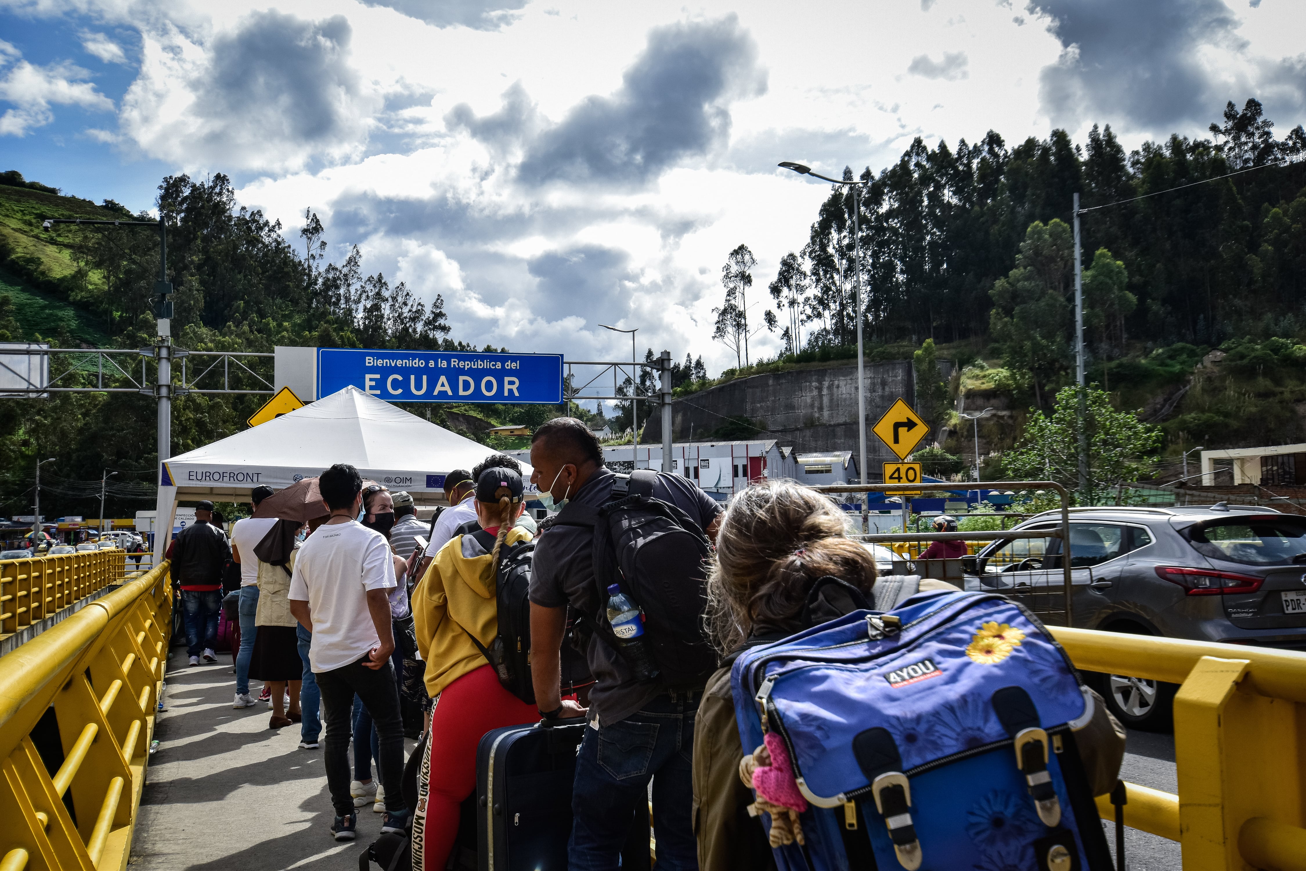 Fila para ingresar a Ecuador por el puente internacional de Rumichaca, frontera con Colombia.
(Foto: Camilo Erasso/Long Visual Press/Universal Images Group via Getty Images)