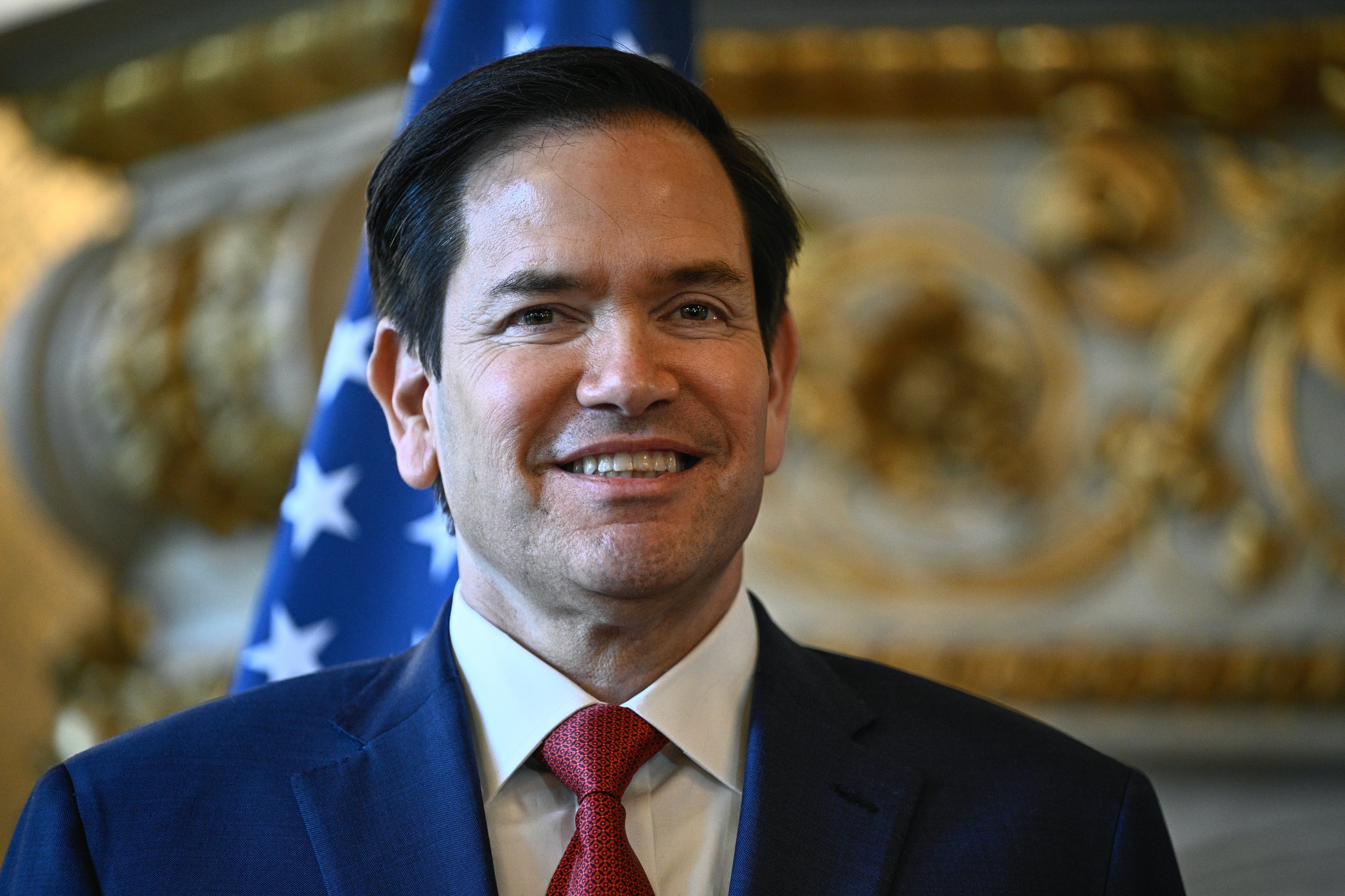 PARIS (France), 17/04/2025.- US Secretary of State Marco Rubio poses for a photo upon his arrival at the Quai d'Orsay before a bilateral meeting with France's minister for Europe and foreign affairs in Paris, France, 17 April 2025. The US Secretary of State visited Paris to meet the French President about crafting a Ukraine ceasefire, as Washington and Europe seek common ground on ending the fighting. Top Ukrainian officials were also in the French capital to meet EU and US delegations. (Francia, Ucrania) EFE/EPA/JULIEN DE ROSA / POOL MAXPPP OUT