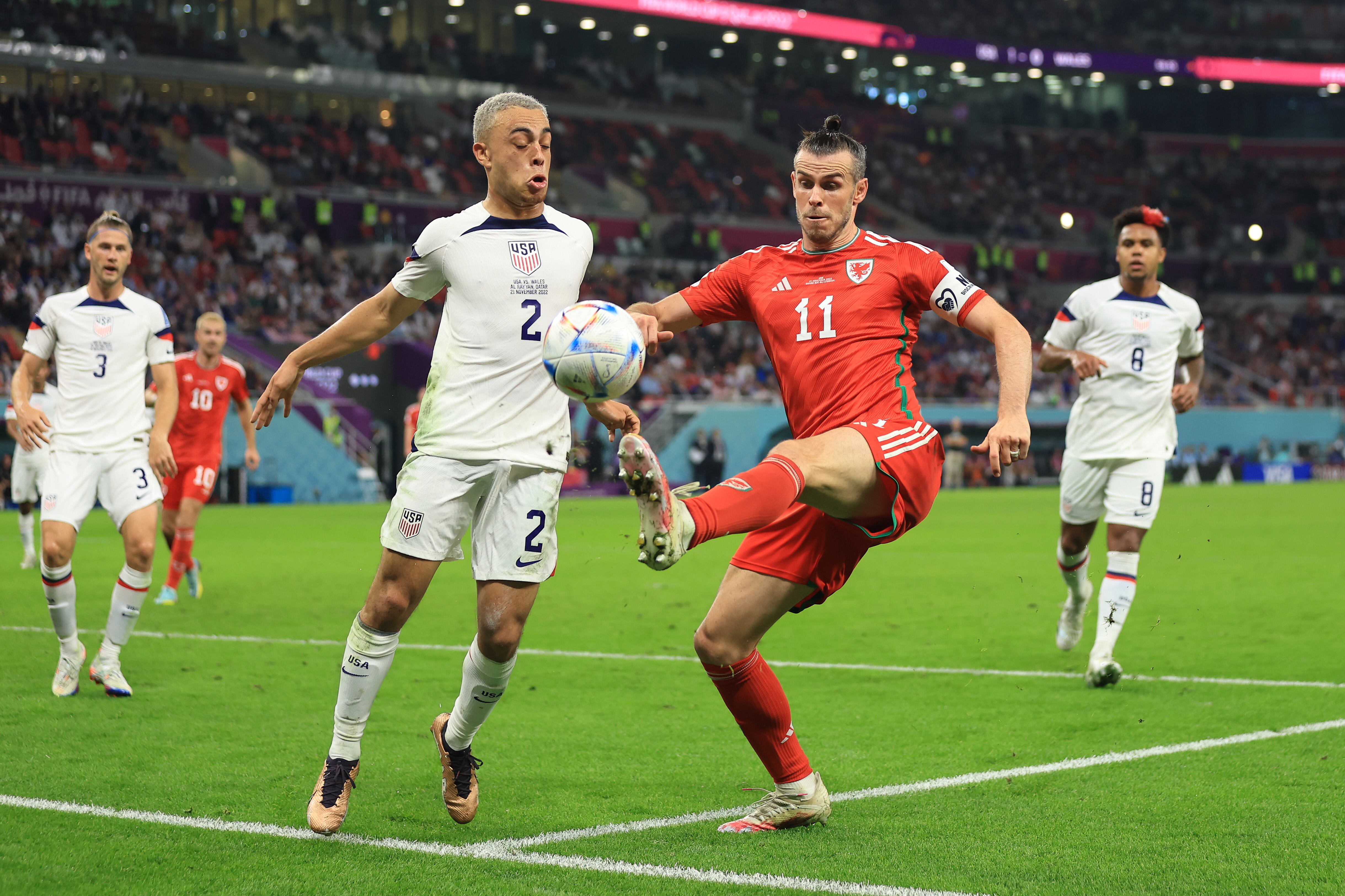Sergiño Dest y Gareth Bale durante el duelo entre Estados Unidos y Gales en Qatar 2022. (Photo by Marc Atkins/Getty Images)