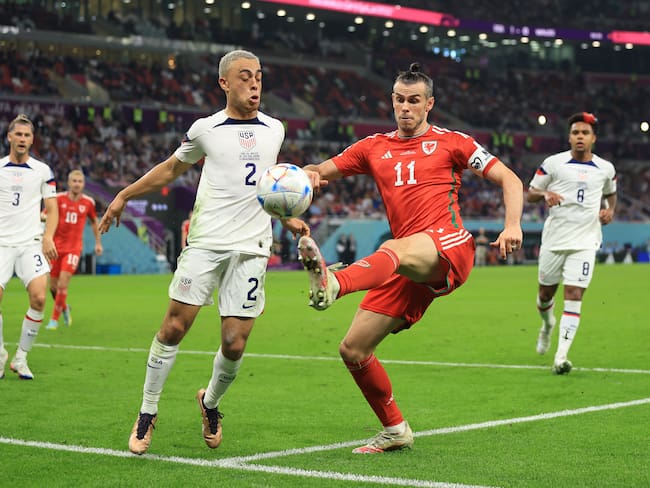 Sergiño Dest y Gareth Bale durante el duelo entre Estados Unidos y Gales en Qatar 2022. (Photo by Marc Atkins/Getty Images)