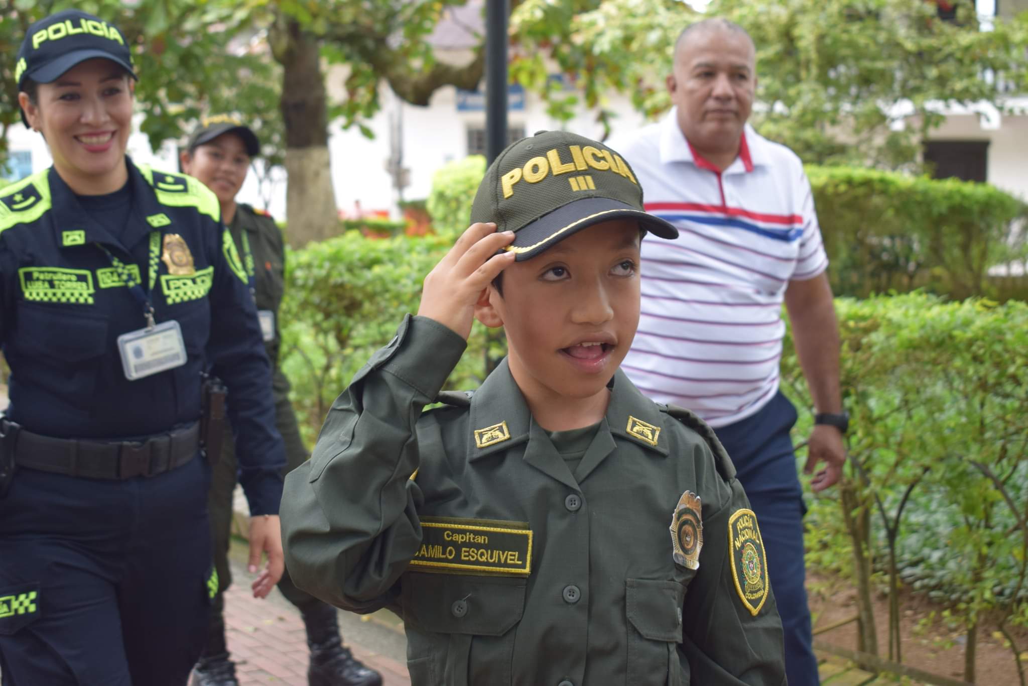 Camilo portó con orgullo su uniforme, recibió parte de los policías de la estación de Íquira, patrulló las calles y saludó a sus vecinos en el parque.