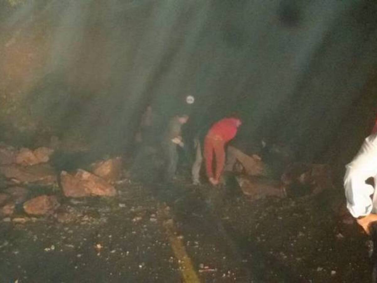 Lluvias causan derrumbes en tres vías nacionales de Santander