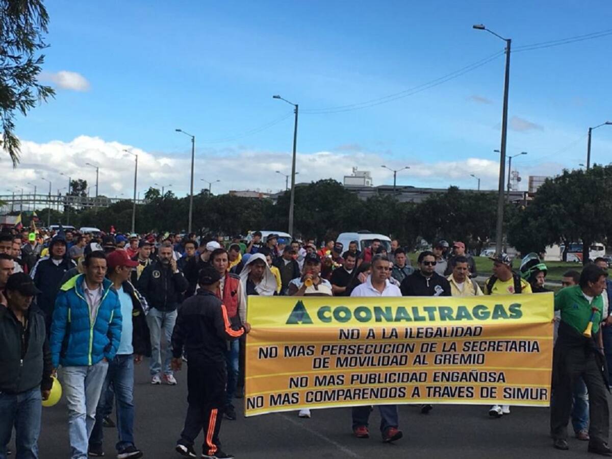 Marchan en contra de las aplicaciones de como Uber y DiDI