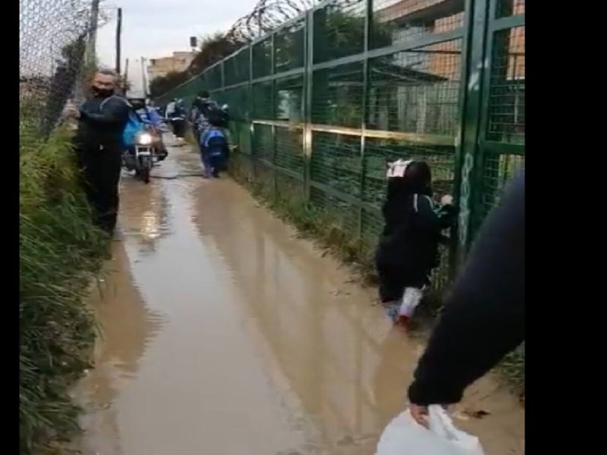 Niños en Kennedy tiene que pasar una "trocha" para llegar a su colegio