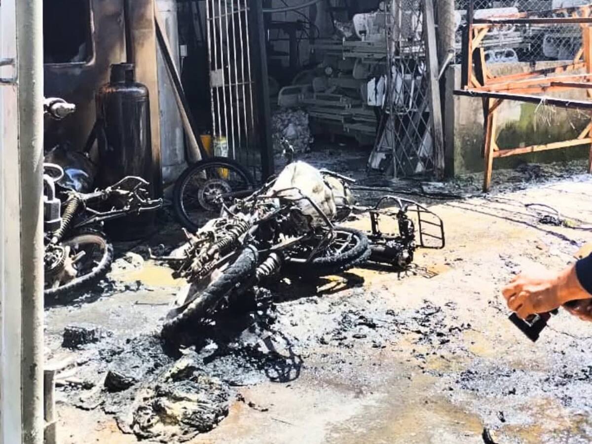 Incendio en taller de Bucaramanga: dos personas resultaron heridas y tres motos quemadas