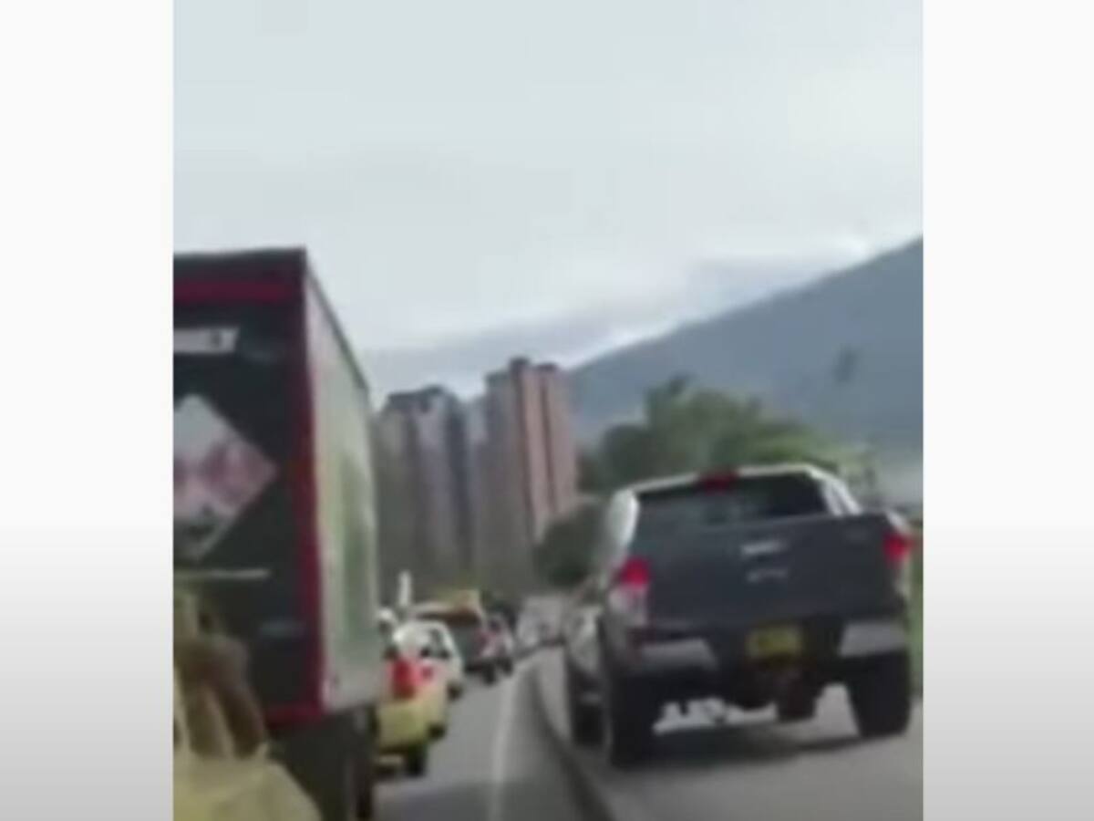 Conductor de camioneta invadió ciclovía en Bello, Antioquia