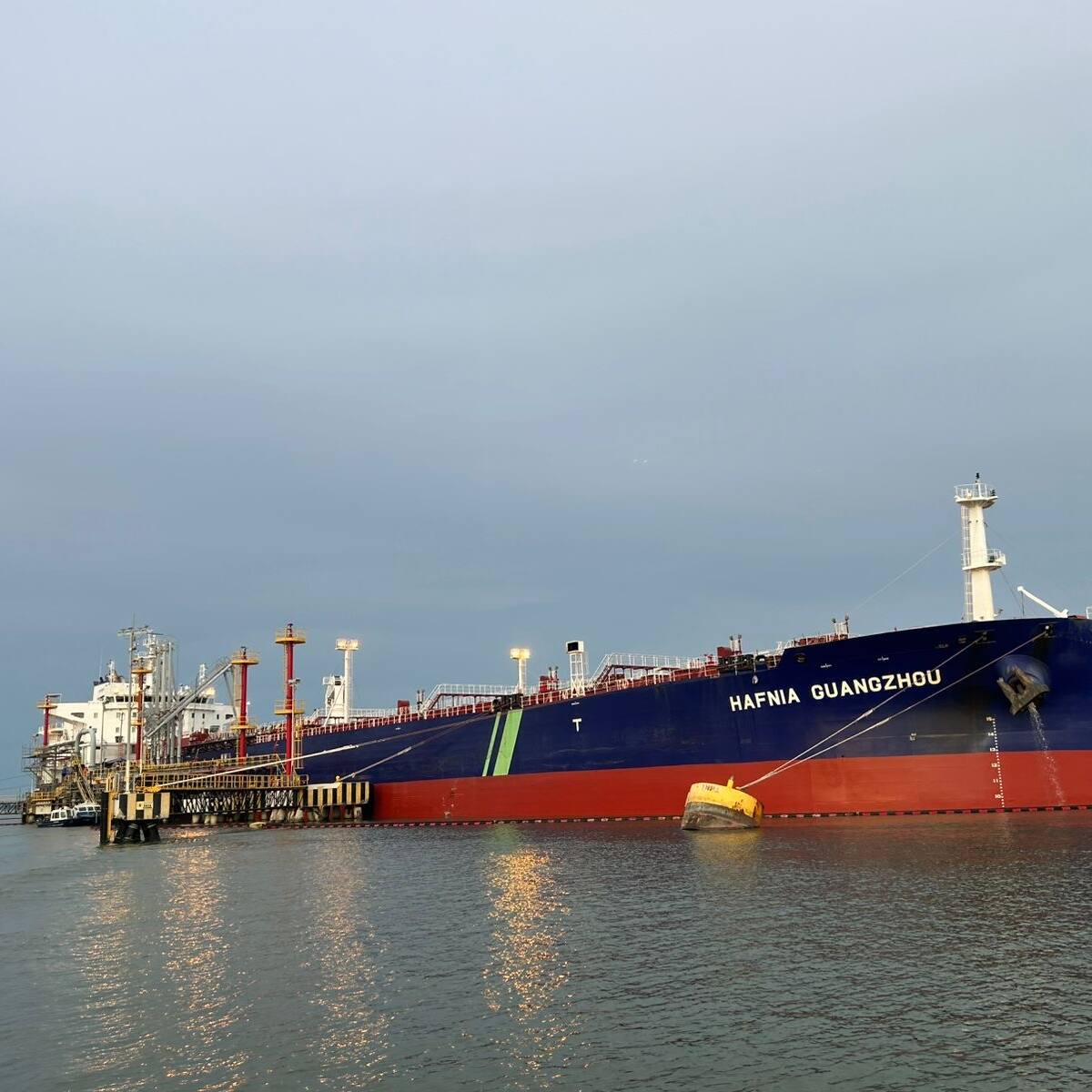 Buque comercial recibió carga récord de combustibles en Refinería de Cartagena