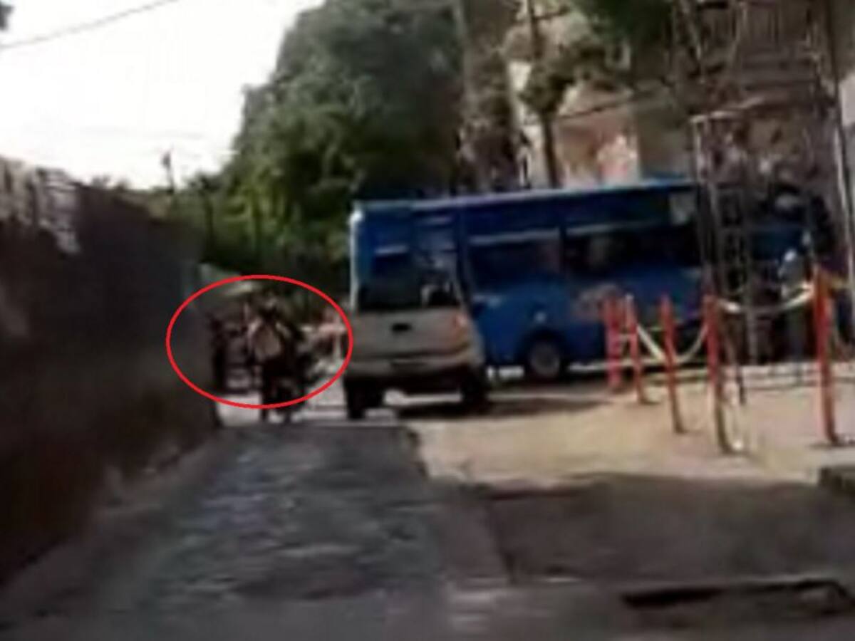 En Santa Marta, un mototaxista lanza a una mujer de su moto en movimiento
