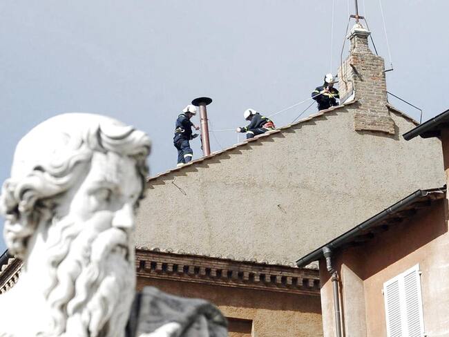 Vaticano inicia instalación de chimenea en la capilla Sixtina para anunciar al nuevo Papa