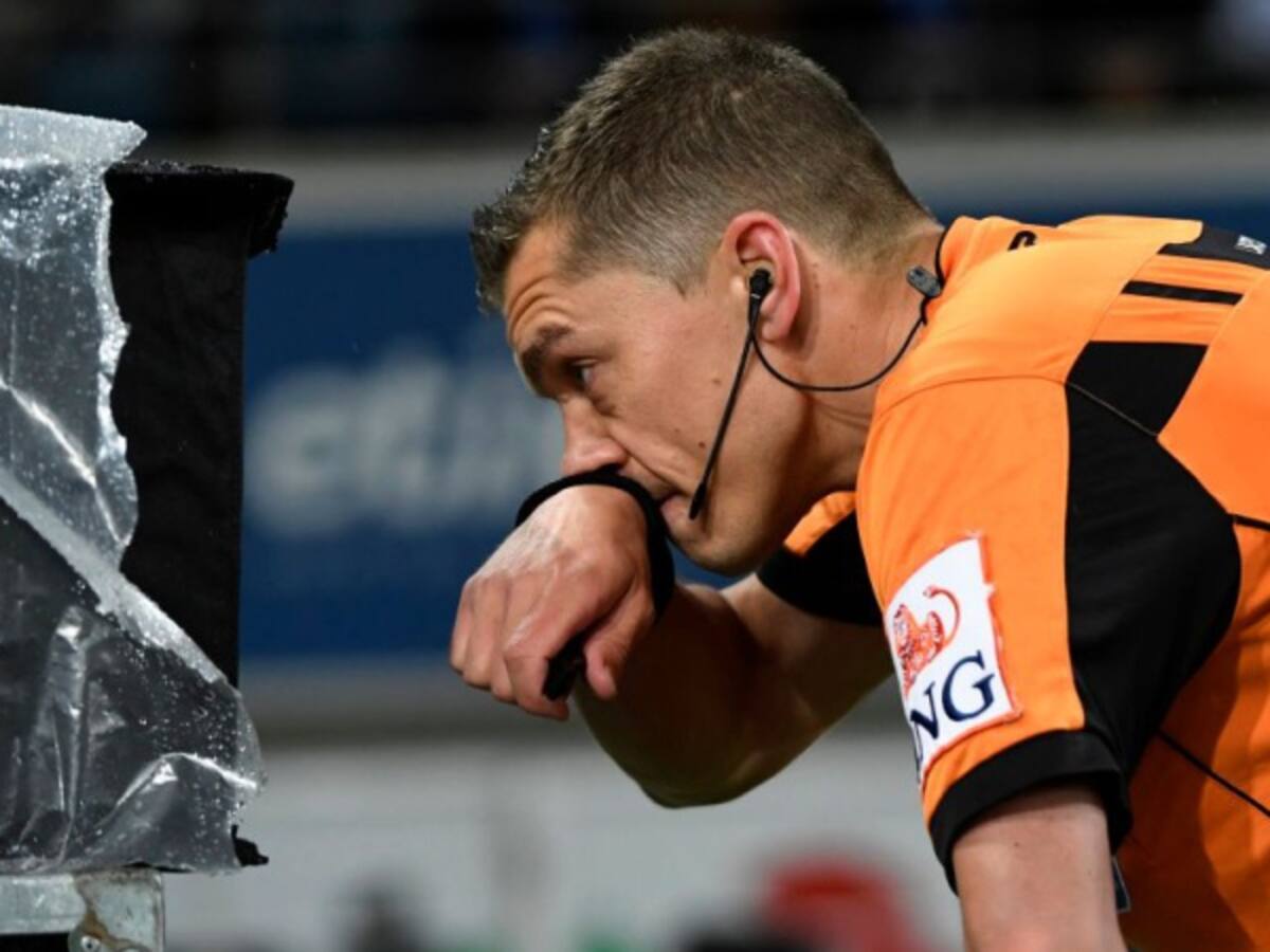 FIFA selecciona trece árbitros que serán asistentes del VAR en Rusia 2018