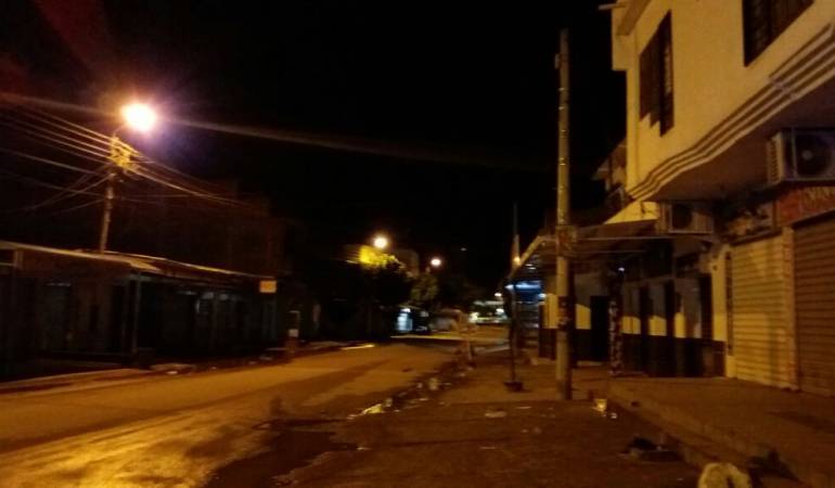 Así lucen las calles en horas de la noche en el Corregimiento La Parada.