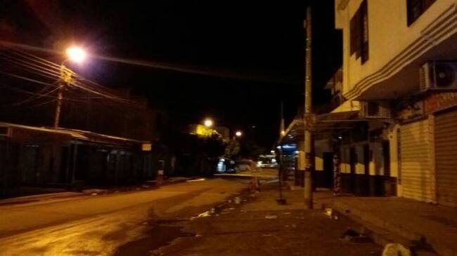Así lucen las calles en horas de la noche en el Corregimiento La Parada.