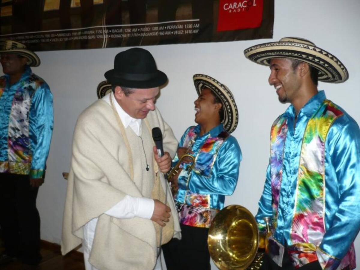 Darío Arizmendi y su equipo desde la heroica, mostrando lo mejor de la ciudad y sus gentes. Foto: Caracol Radio.