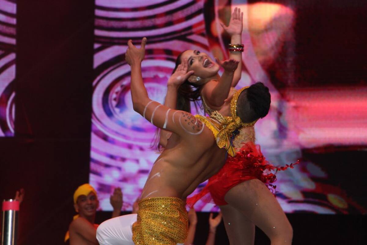 Durante más de una hora, 500 bailarines de 22 grupos folclóricos y cuatros casas de cultura participaron en una puesta en escena que exaltó los elementos tradicionales más significativos del Carnaval de Barranquilla a lo largo de su historia.