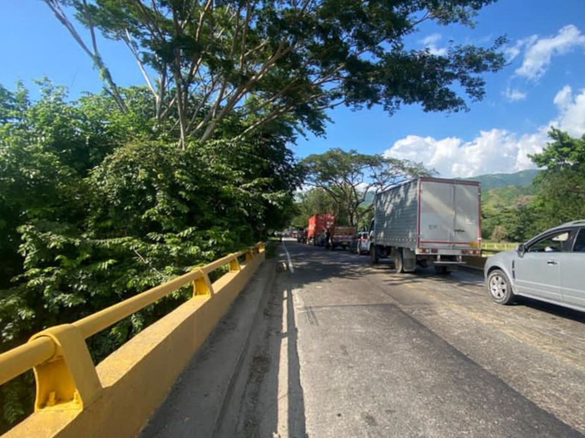 Caos en la movilidad por monumental trancón en carreteras del Magdalena